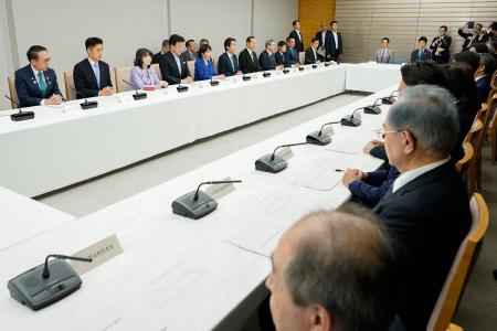 　首相官邸で開かれた月例経済報告等に関する関係閣僚会議＝２９日午後