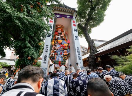 　福岡市博多区の櫛田神社で行われた飾り山笠の「御神入れ」＝３０日午後