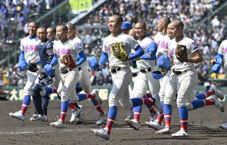 　東洋大姫路に勝利し、駆け出す花咲徳栄の選手たち＝甲子園