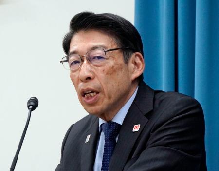 　記者会見する福岡県の服部誠太郎知事＝１４日午前、福岡県庁