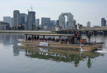 　淀川の船着き場を出発する、朝鮮通信使のルートをたどる「川御座船クルーズ」の川船＝１４日午前、大阪市淀川区