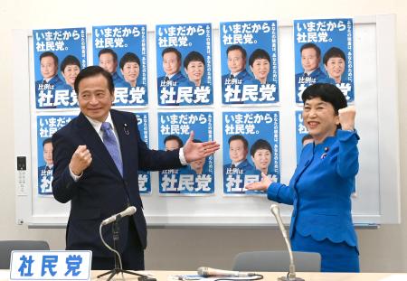 　社民党の衆院選公約を発表し、ポーズをとる福島党首（右）とラサール石井副党首＝２２日午後、国会