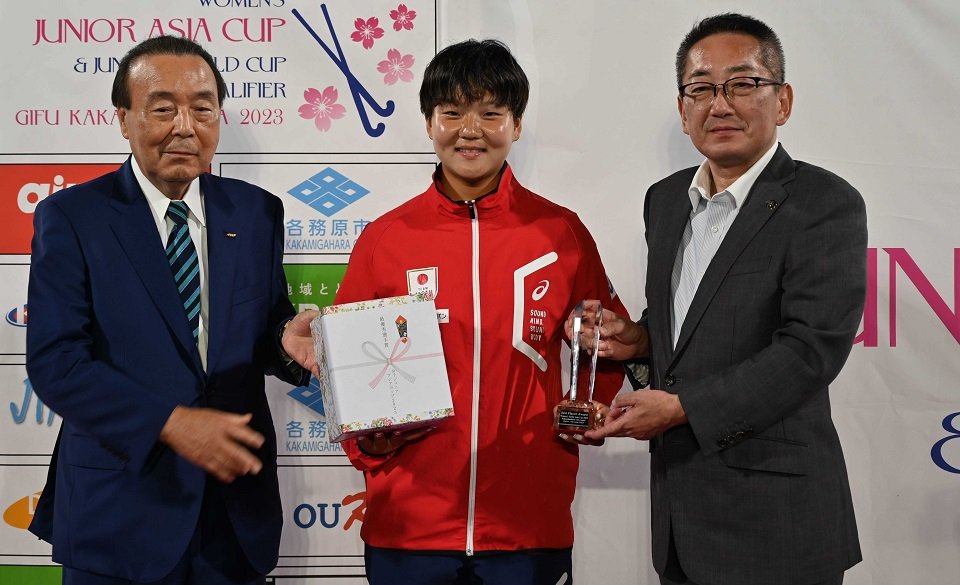 大会を通じての最優秀選手に選ばれた上野真歩（中央）＝川崎重工スタジアム