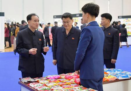 　２２〜２６日に平壌で開かれた工場製品の品評会に出席した北朝鮮の趙甬元・朝鮮労働党組織担当書記（左端）（朝鮮中央通信＝共同）