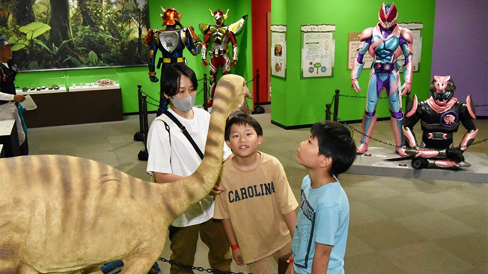 自然がモチーフになっている歴代の仮面ライダーや自然を学べる展示が並ぶ夏の特別展＝岐阜市本荘、市科学館（撮影・坂井萌香）