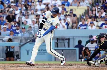 　パイレーツ戦の６回、空振り三振に倒れるドジャース・大谷＝ロサンゼルス（共同）