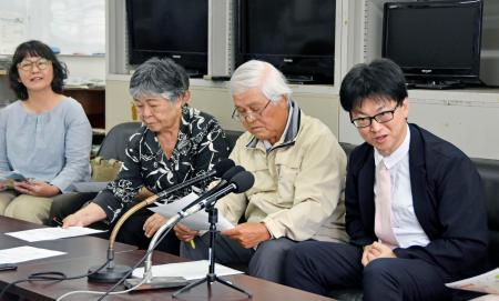 　記者会見する沖縄県教職員組合の森岡稔さん（右端）ら＝１２日午後、沖縄県庁