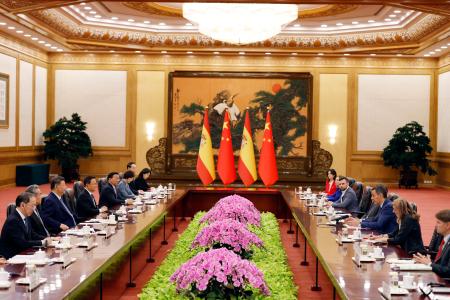 　会談する中国の習近平国家主席（左から３人目）とスペインのサンチェス首相（右から３人目）＝１４日、北京の人民大会堂（共同）
