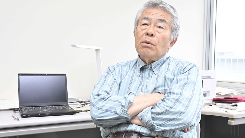 伊勢湾の貧栄養化問題について話す鈴木輝明特任教授＝９日、名古屋市天白区塩釜口、名城大