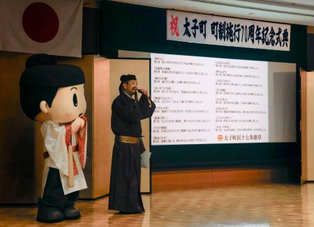 　「太子町民十七条憲章」を披露する大阪府太子町の田中祐二町長＝４日午前、太子町