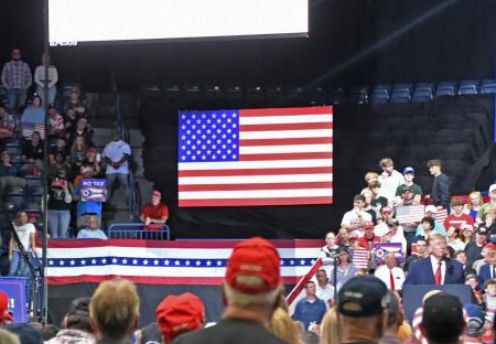 　空席が目立つトランプ米大統領の演説会場＝１２日、オハイオ州ヤングスタウン（共同）