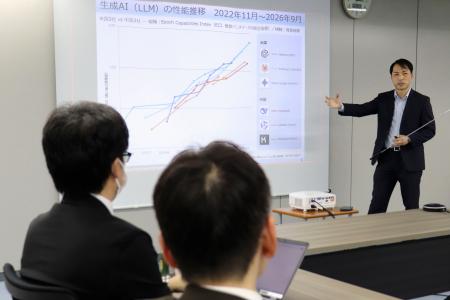 　日本フランチャイズチェーン協会の会員企業に向けたサイバーセキュリティーセミナーで説明する警視庁の担当者＝２８日午後、東京都内