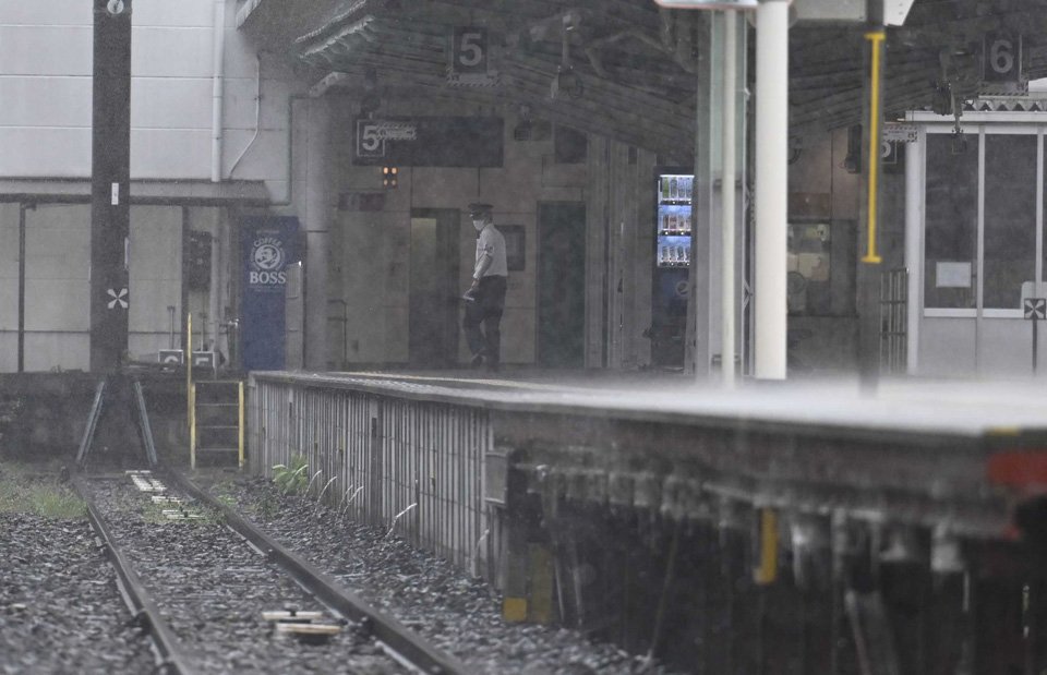 計画運休で閑散とした名鉄岐阜駅のホーム＝１５日午前９時４２分、岐阜市内
