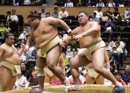 　大相撲の夏巡業の稽古で藤凌駕（中央）を退ける大の里＝水戸市