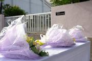 　児童が倒壊したブロック塀の下敷きになった大阪府高槻市立寿栄小前の献花台に手向けられた花束＝１８日午前