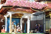 やまを舞台に堂々と演技を披露する子どもたち＝揖斐郡揖斐川町三輪、三輪神社
