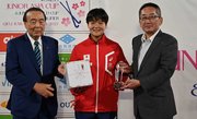 大会を通じての最優秀選手に選ばれた上野真歩（中央）＝川崎重工スタジアム