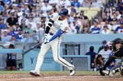 　パイレーツ戦の６回、空振り三振に倒れるドジャース・大谷＝ロサンゼルス（共同）