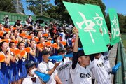 「中京魂」と書かれたボードを掲げてナインを鼓舞する中京の応援スタンド＝２９日午後、兵庫県明石市、明石トーカロ球場