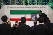 　３日、イランの首都テヘランの大規模礼拝施設「モサラ」に安置された前最高指導者アリ・ハメネイ師のひつぎ（ロイター＝共同）