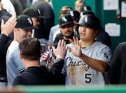 　ロイヤルズ戦の４回、後続の適時打で先制の生還を果たし、迎えられるホワイトソックス・村上＝カンザスシティー（共同）