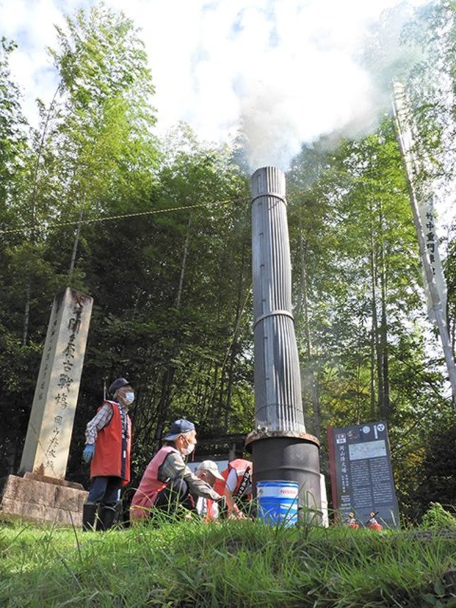 関ケ原の戦いがあった旧暦の９月１５日にちなみ、のろしを上げる会員ら＝不破郡関ケ原町関ケ原
