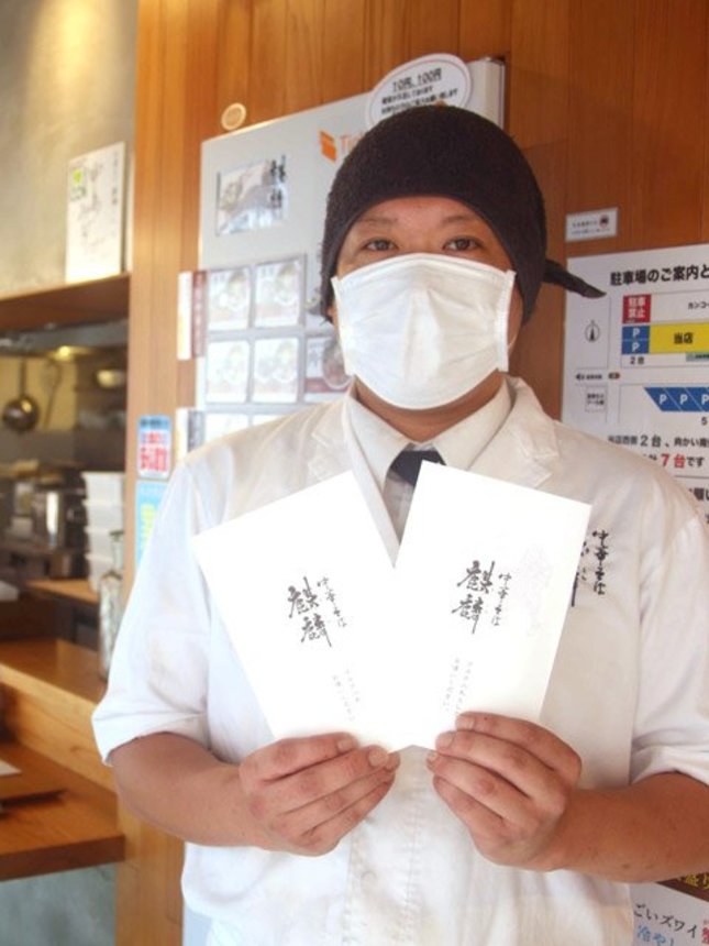 オリジナルのマスクケースは「気に入って持ち帰る人も多い」と話す大橋弘樹店長＝岐阜市岩地、中華そば麒麟