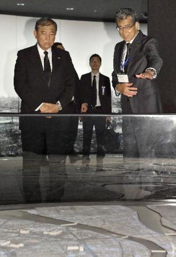 　原爆資料館を視察する石破首相（左）＝６日午前、広島市中区（代表撮影）