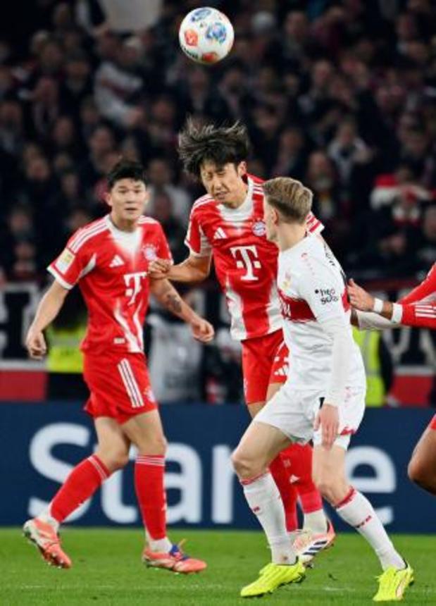 　シュツットガルト戦で競り合うバイエルン・ミュンヘンの伊藤（中央）＝シュツットガルト（共同）