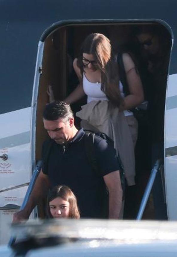 　米南部フロリダ州マイアミの空港に家族と一緒に到着したフラビオ・ボルソナロ氏（中央）＝２８日（ゲッティ＝共同）