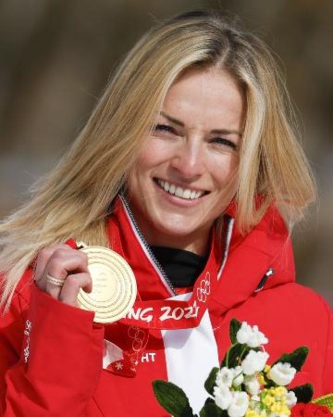 　北京五輪女子スーパー大回転で優勝し、金メダルを手に喜ぶスイスのララ・グートベーラミ＝２０２２年２月１１日、延慶（共同）