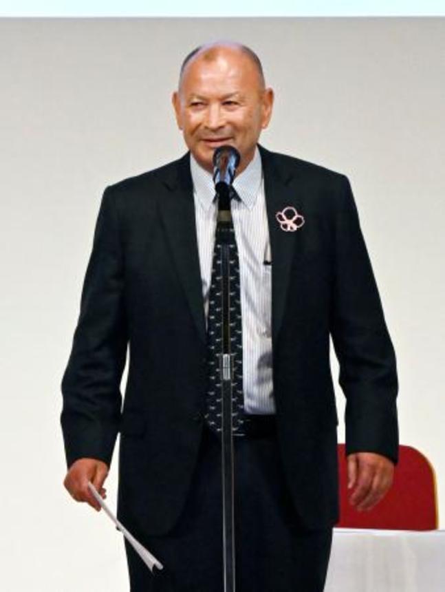 　日本ラグビー協会の記念フォーラムであいさつする日本代表のジョーンズ・ヘッドコーチ＝５日、東京都内