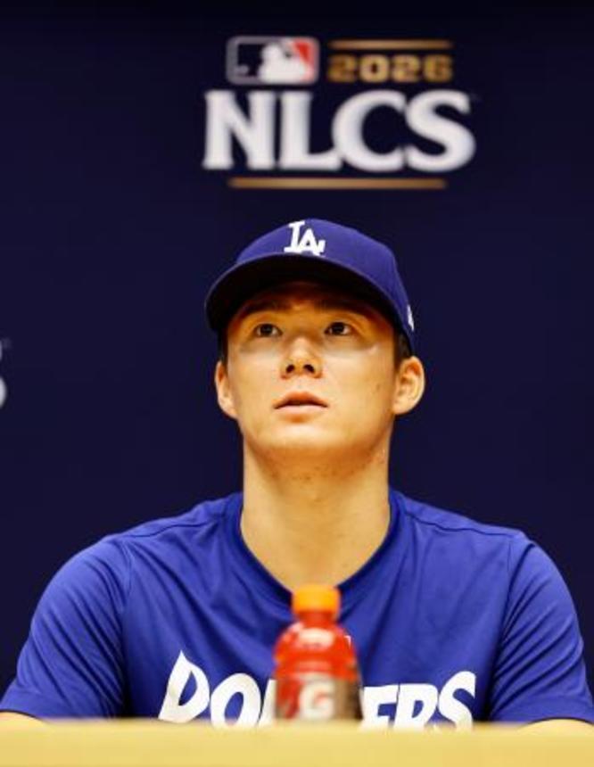 　ブルワーズとのナ・リーグ優勝決定シリーズ第２戦での先発登板に備えて記者会見するドジャース・山本＝ミルウォーキー（共同）