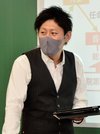公共の授業を行う竹原佑治教諭＝岐阜市鴬谷町、鴬谷中学・高校