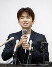 　記者会見する「再生の道」新代表に選ばれた奥村光貴氏＝１６日午前、東京都港区
