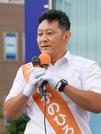 　神奈川県逗子市内で街頭演説する参政党の初鹿野裕樹候補＝１６日午後