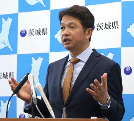 　記者会見で発言する茨城県の大井川和彦知事＝１８日、県庁