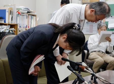　記者会見で謝罪し、頭を下げる奈良県立香芝高の吉川紀子校長（手前）ら＝４日午前、奈良市