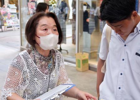 　署名を呼びかける平野フミ子さん（左）＝８日午後、熊本市