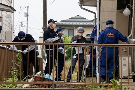 　保谷仁容疑者が住んでいたアパートで現場検証する捜査員＝１０日、埼玉県所沢市