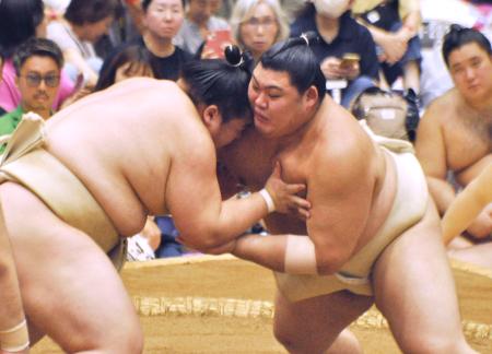 　大相撲夏巡業の朝稽古で相撲を取る大の里（右）＝茨城県牛久市