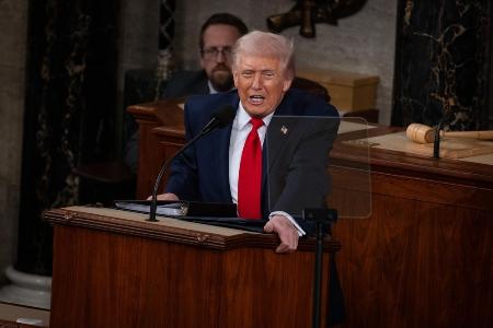 　米上下両院合同会議で一般教書演説に立つトランプ大統領＝２４日、ワシントン（ゲッティ＝共同）