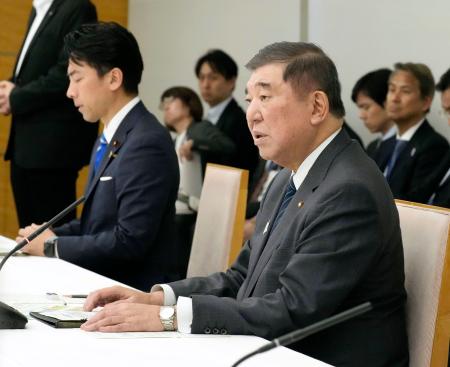 　コメ政策を巡る関係閣僚会議で発言する石破首相。左は小泉農相＝５日午後、首相官邸