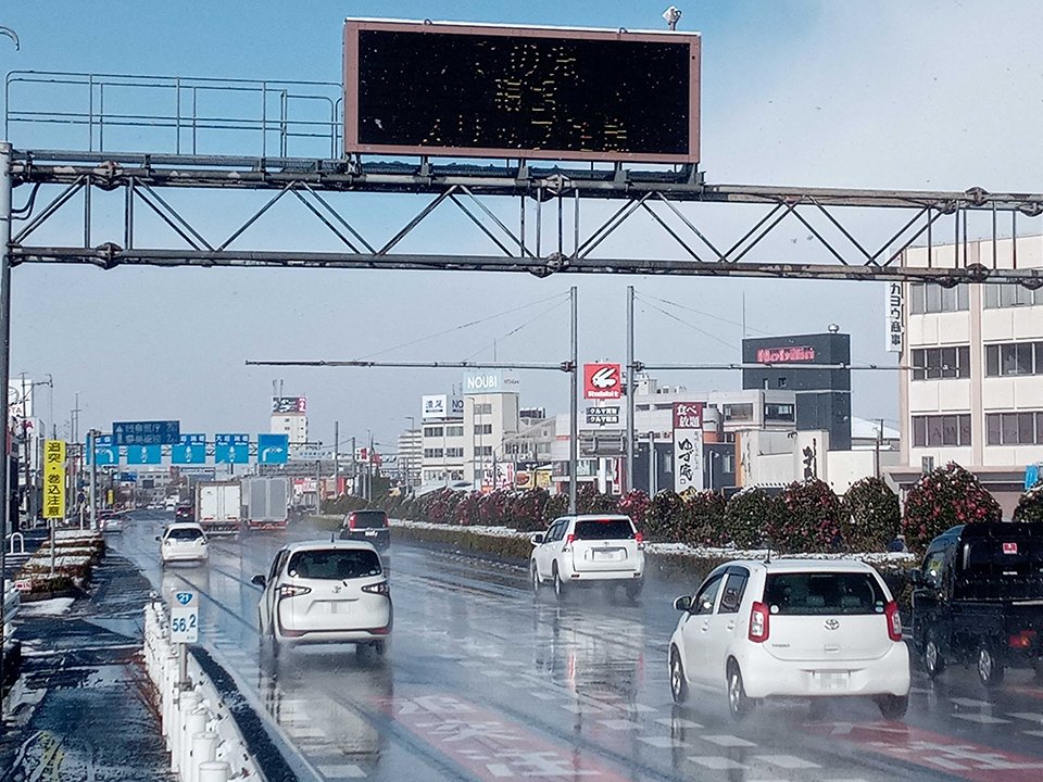 強い寒気と冬型の気圧配置の影響で雪が積もった岐阜市内。電光掲示板ではスリップ事故への注意を呼び掛けている＝３１日午前１０時４５分