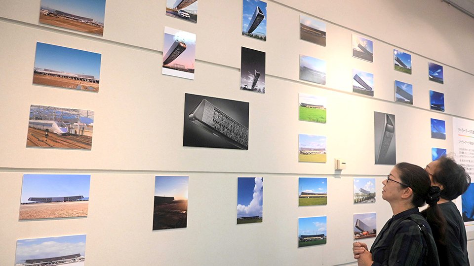 さまざまなソーラーアークの姿を撮影した写真が並ぶ会場＝安八郡安八町氷取、ハートピア安八
