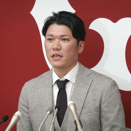 　契約更改交渉を終え、取材に応じる巨人・坂本＝９日、東京都内