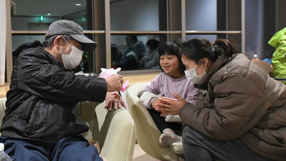 電気が復旧し、明かりがともった避難所で夜を過ごす避難者たち＝５日午後８時、石川県穴水町、町役場（撮影・亀山大樹）