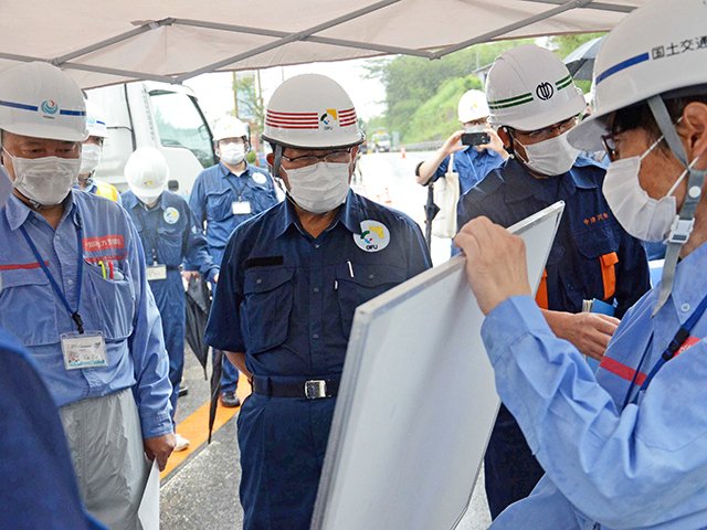 国道１９号の復旧工事について説明を受ける古田肇知事（中央）＝２１日午後、中津川市落合