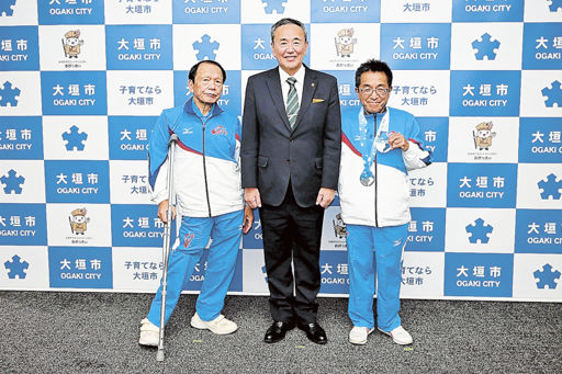 全国障害者スポーツ大会に出場した後藤比斗司さん（右）と平松薫さん（左）＝大垣市役所