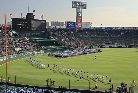 　甲子園球場で行われた開会式＝５日